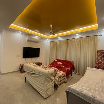 Bedroom in 4 BHK Builder Floor at BPTP Amstoria, Sector 102 – for Rent