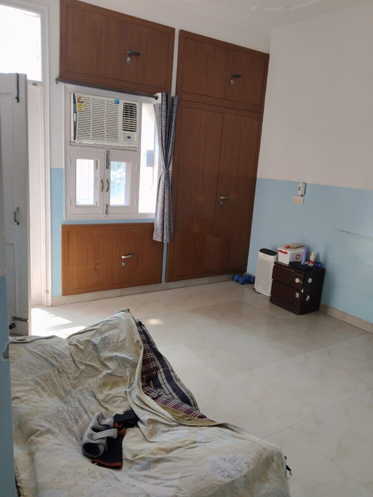 Room, rwa-apartments-sector-19 6+ Bedroom 184 Sq.Mt. Independent House In Sector 19 Noida 8052903