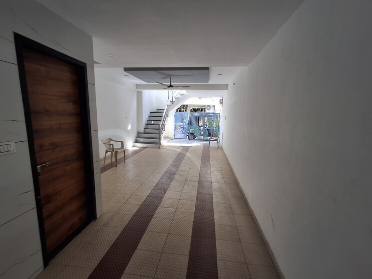  Parking, adajan 4 Bedroom 4000 Sq.Ft. Independent House In Adajan Surat 8053017