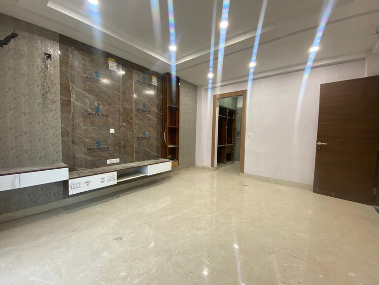 Room, sector 85 4 Bedroom 350 Sq.Yd. Builder Floor In Sector 85 Faridabad 8053032