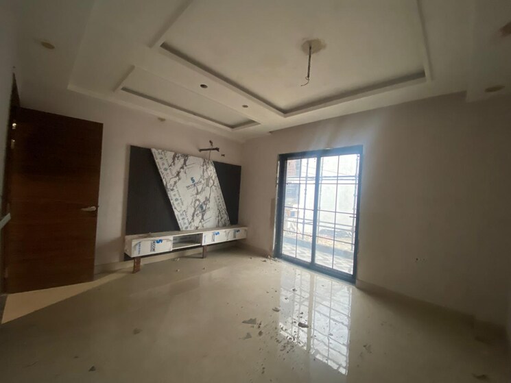 Room, sector 85 4 Bedroom 350 Sq.Yd. Builder Floor In Sector 85 Faridabad 8053032