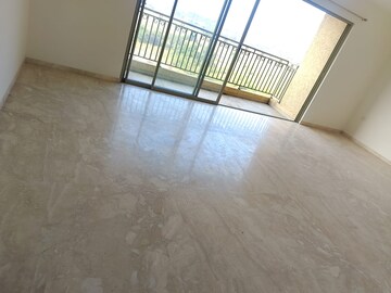 Room in 2 BHK Apartment at Hiranandani Fortune City, New Panvel – for Rent