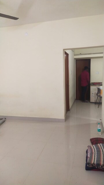 Room in 3 BHK Apartment at Kumar Shantiniketan Phase 1, Pashan – for Rent