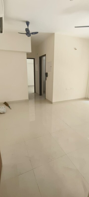 Room in 1 BHK Apartment at Lodha Amara, Kolshet Road – for Sale