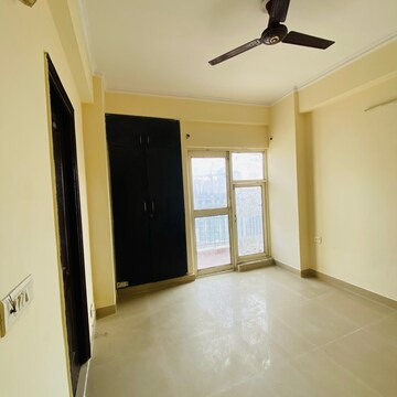 Room in 3 BHK Apartment at Aims Golf City, Noida Central – for Rent