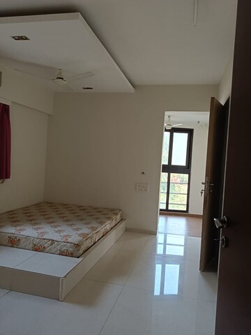 Room in 3 BHK Apartment at Lokhandwala Harmony, Worli – for Rent