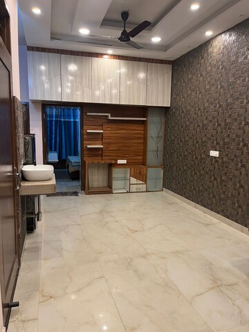 Room in 2 BHK Builder Floor at Aerocity – for Rent