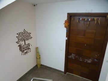 Furnished Amenities in 6 BHK Independent House at Maharani Bagh – for Sale