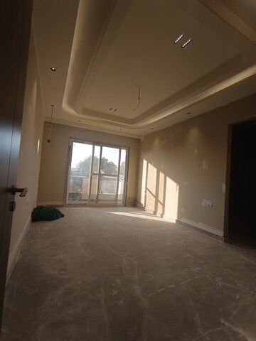 Room in 3.5 BHK Apartment at Paschim Vihar – for Rent