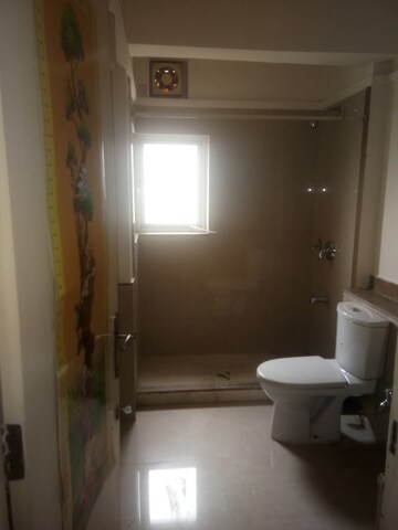 Bathroom in 4 BHK Apartment at DLF The Icon, Dlf Phase V – for Rent