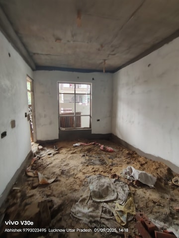 Room in 3 BHK Independent House at Jankipuram Extension – for Sale