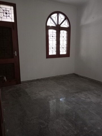 Room in 4 BHK Builder Floor at Sector 34 – for Rent