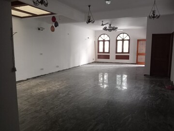 Room in 4 BHK Builder Floor at Sector 34 – for Rent