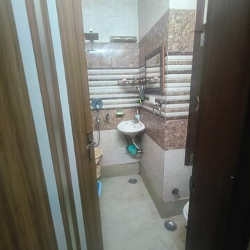 Attached Bathroom in 2.5 BHK Apartment at Paschim Vihar – for Rent