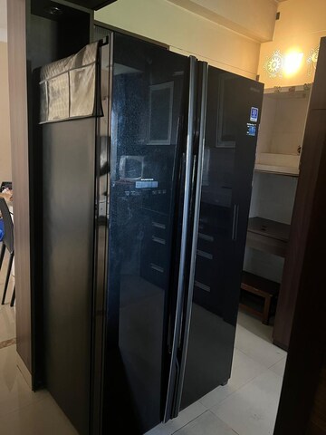 Room in 2 BHK Apartment at Raheja Sherwood, Goregaon East – for Rent