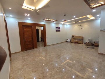 Room in 3 BHK Builder Floor at Sector 85 – for Rent