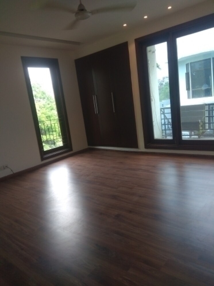 Room, new friends colony 5 Bedroom 500 Sq.Yd. Builder Floor In New Friends Colony Delhi 8053689