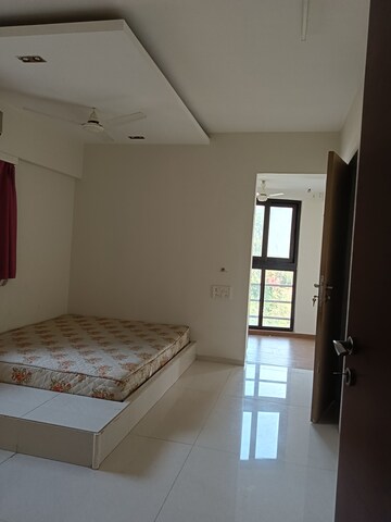 Room in 3 BHK Apartment at Lokhandwala Harmony, Worli – for Rent