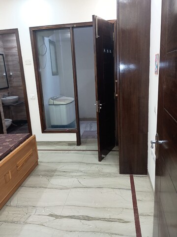 Building Lobby in 2 BHK Builder Floor at DLF City Gurgaon, Sector 27 – for Rent