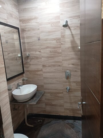 Bathroom in 2 BHK Builder Floor at DLF City Gurgaon, Sector 27 – for Rent