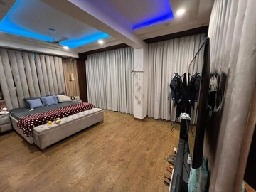 Bedroom in 4 BHK Builder Floor at Sector 15 – for Rent