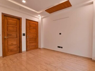 Room in 4 BHK Builder Floor at Sector 8 – for Rent