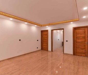 Room in 4 BHK Builder Floor at Sector 8 – for Rent