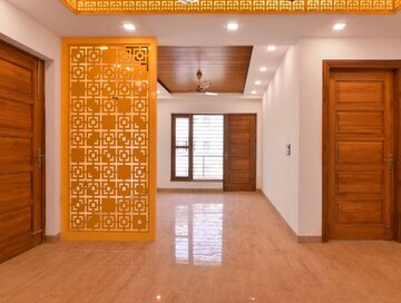 Room in 4 BHK Builder Floor at Sector 8 – for Rent