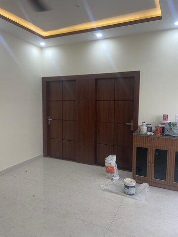 Room in 4 BHK Apartment at Antriksh Golf View, Sector 78 – for Rent