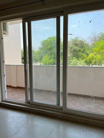 Room in 3 BHK Builder Floor at Ansal Sushant Lok I, Sector 43 – for Rent