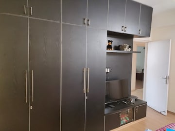 Furnished Amenities in 4 BHK Apartment at DLF The Summit, Dlf Phase V – for Rent