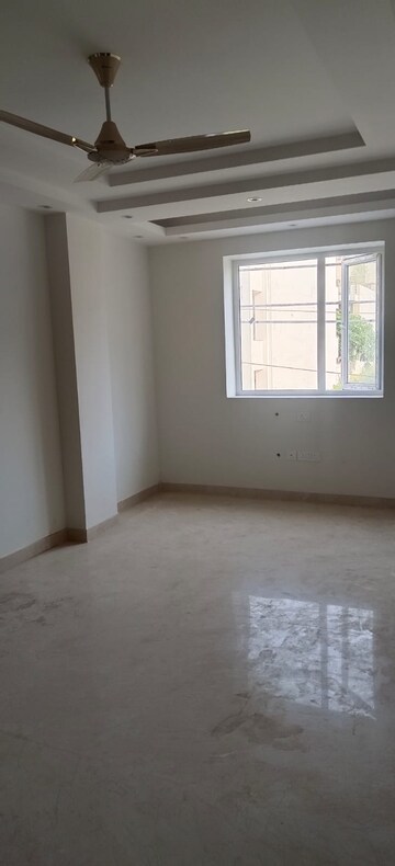 Room in 3 BHK Builder Floor at Ansal Sushant Lok I, Sector 43 – for Rent