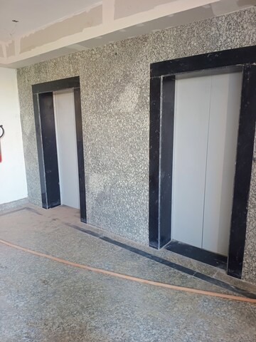 Lift in 2.5 BHK Apartment at Earthcon Casa Grande II, Chi V Greater Noida – for Sale
