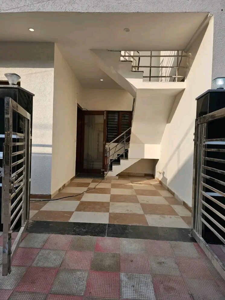  Parking, kharar 3 Bedroom 107 Sq.Yd. Independent House In Kharar Mohali 8054533