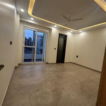 Room in 3 BHK Apartment at Sector 63a – for Rent