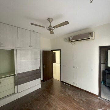 Room in 3 BHK Builder Floor at BPTP Amstoria, Sector 102 – for Rent