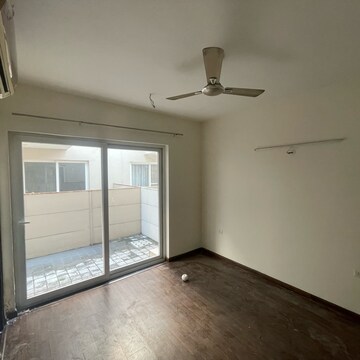 Room in 3 BHK Builder Floor at BPTP Amstoria, Sector 102 – for Rent