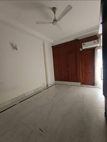 Room in 3 BHK Builder Floor at Navjeevan Vihar – for Rent