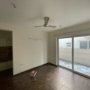 Room in 3 BHK Builder Floor at BPTP Amstoria, Sector 102 – for Rent