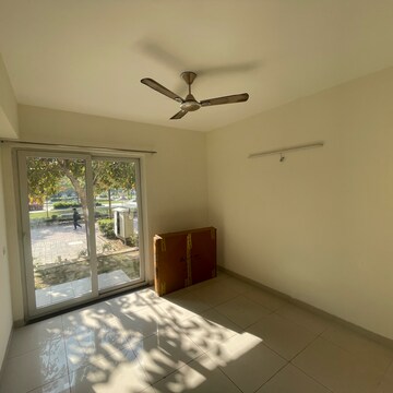 Room in 3 BHK Builder Floor at BPTP Amstoria, Sector 102 – for Rent