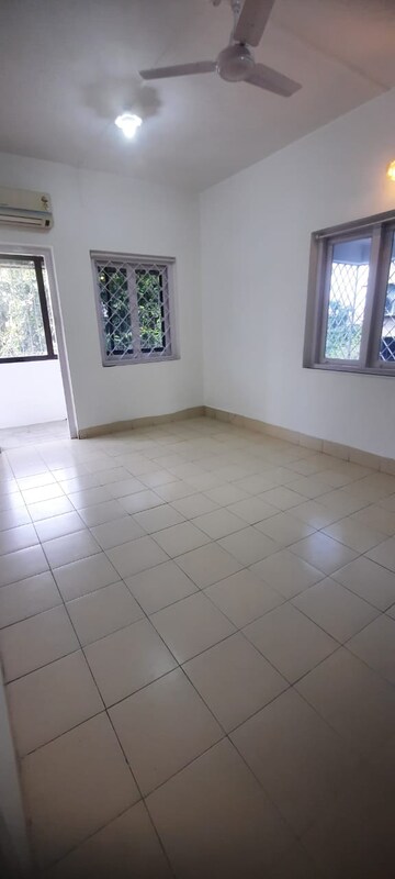 Room in 2 BHK Apartment at Fortune Enclave, Khar West – for Rent