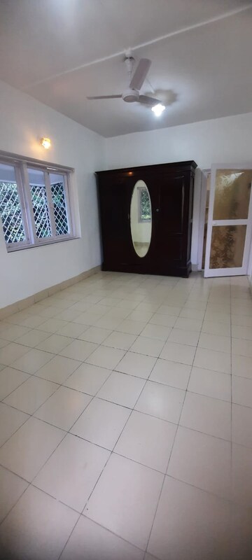 Room in 2 BHK Apartment at Fortune Enclave, Khar West – for Rent