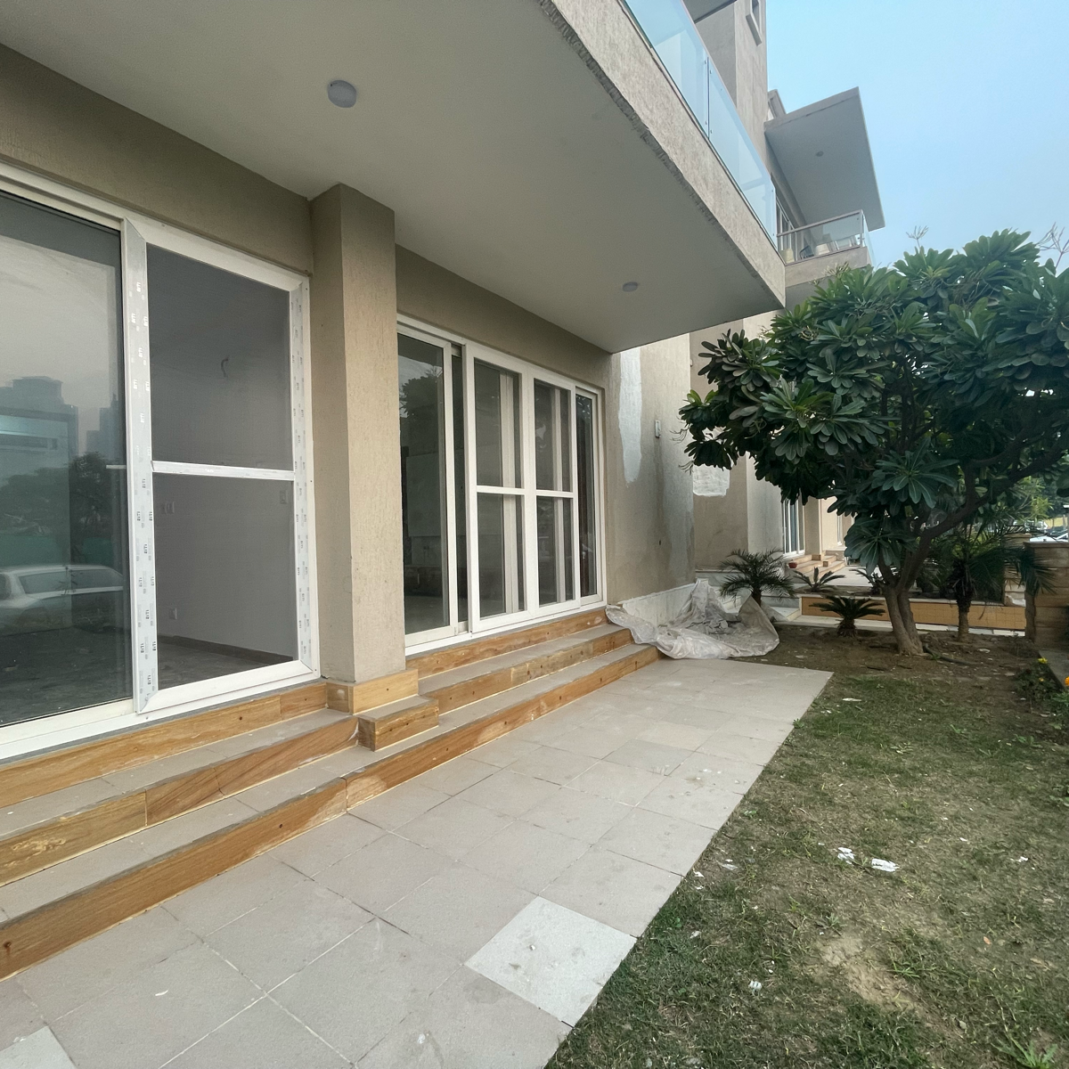 3 BHK + Servant Room,Extra Room Builder Floor For Sale in BPTP Amstoria