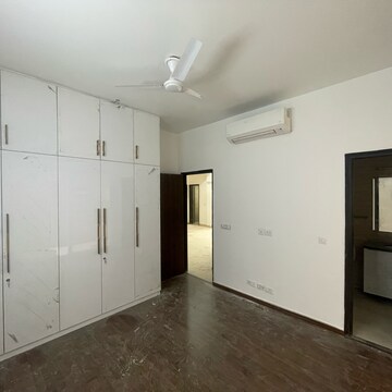Room in 3 BHK Builder Floor at BPTP Amstoria, Sector 102 – for Sale