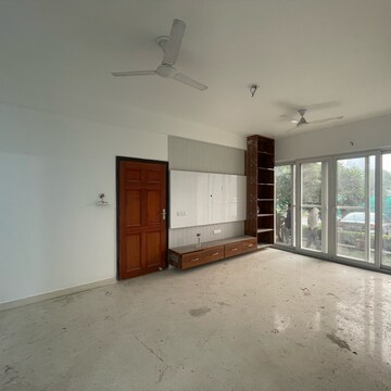 Room in 3 BHK Builder Floor at BPTP Amstoria, Sector 102 – for Sale