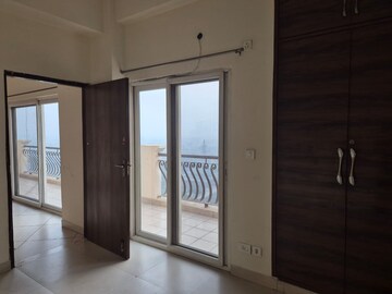 Room in 3 BHK Apartment at Amrapali Platinum, Sector 119 – for Rent