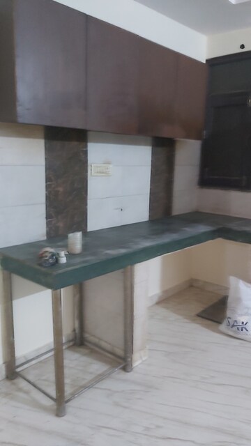 Furnished Amenities in 2.5 BHK Builder Floor at Mayur Vihar – for Sale