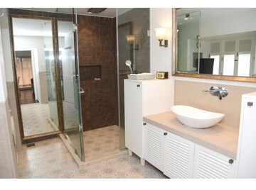Bathroom in 4 BHK Apartment at Hill Post, Pali Hill – for Rent