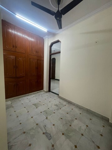 Room in 3 BHK Builder Floor at Lajpat Nagar – for Rent
