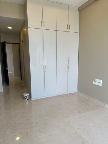 Room in 4 BHK Apartment at Kohinoor Square Altissimo, Dadar West – for Rent